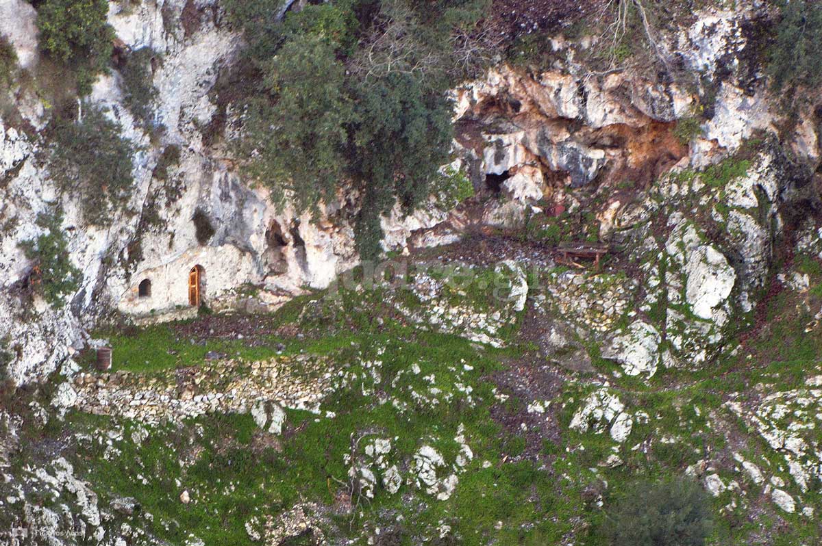 1-Γενική-άποψη-του-στενού-πλατώματος-όπου-βρίσκεται-ο-σπηλαιώδης-ναός-του-Αγίου-Ιωάννη-του-Χρυσοστόμου