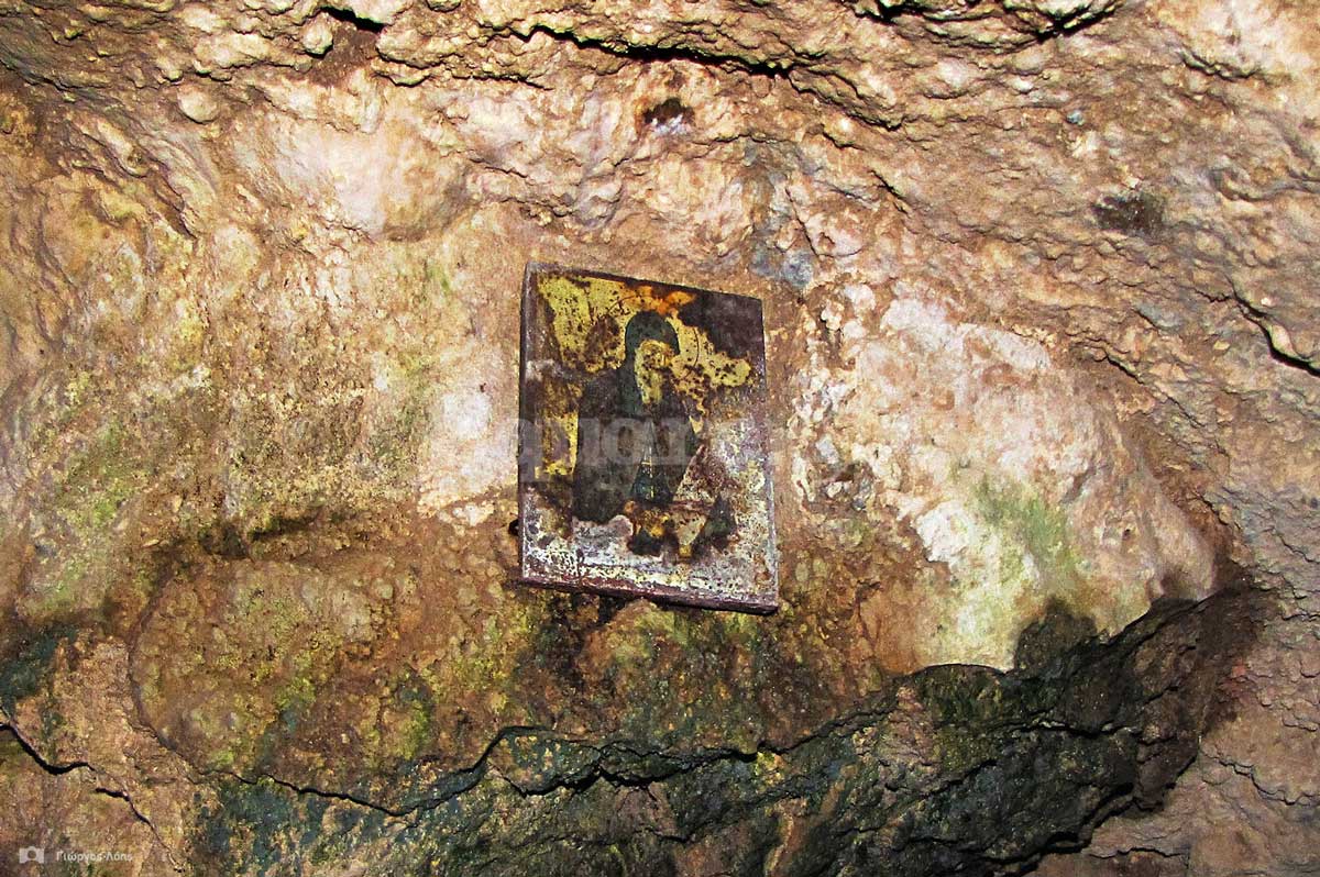 12-Στα-τοιχώματα-του-σπηλαίου-είναι-προσαρμοσμένες-λιγοστές-φορητές-εικόνες