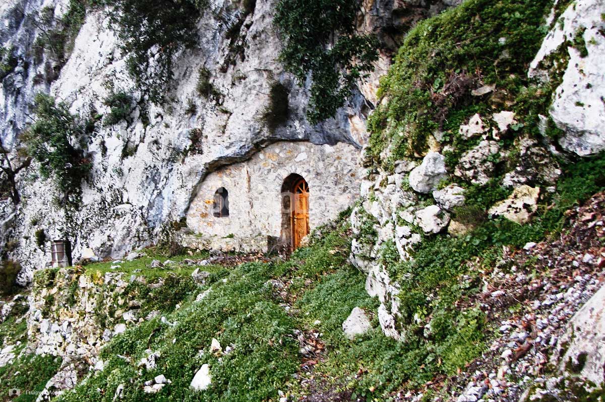 5-Η πέτρινη-πρόσοψη-του-ναού-που-κλείνει-το-στόμιο-του-σπηλαίου.